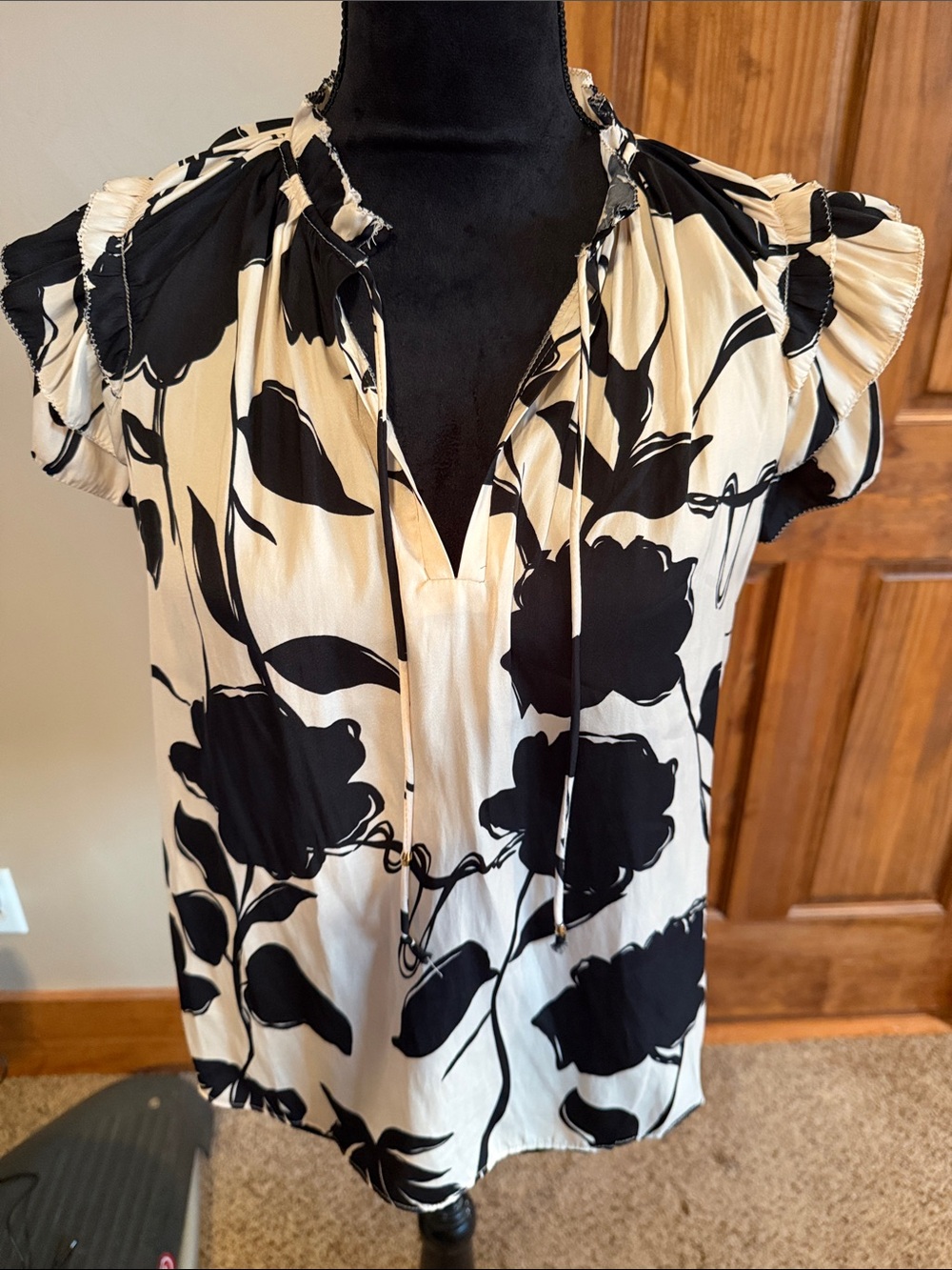 NWT Philosophy Black & Cream Floral Tie-Front Flutter Sleeve Blouse